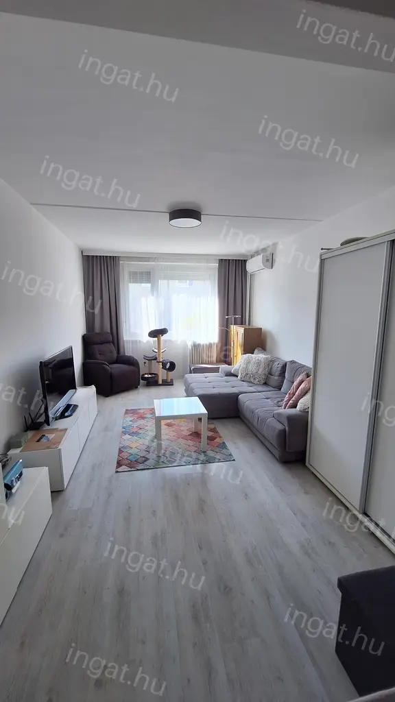Eladó Győr Adyvárosban 53 m2-es felújított panel lakás.