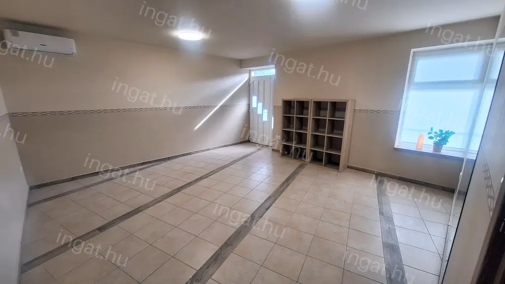 Gödöllő — Üzlethelyiség (#2518380)
