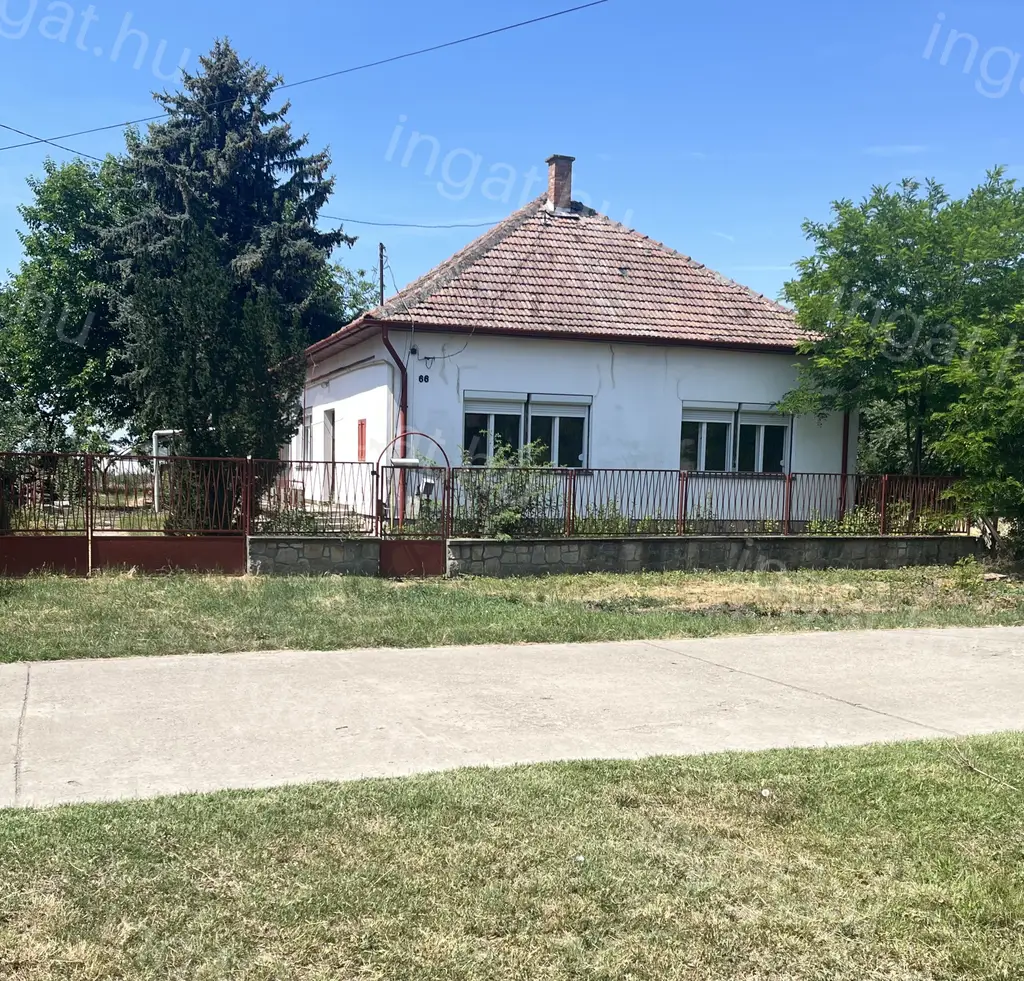 Családi ház ELADÓ! 2 szoba+ nappali! Jó szerkezeti állapotban lévő tégla építésű házikó!
