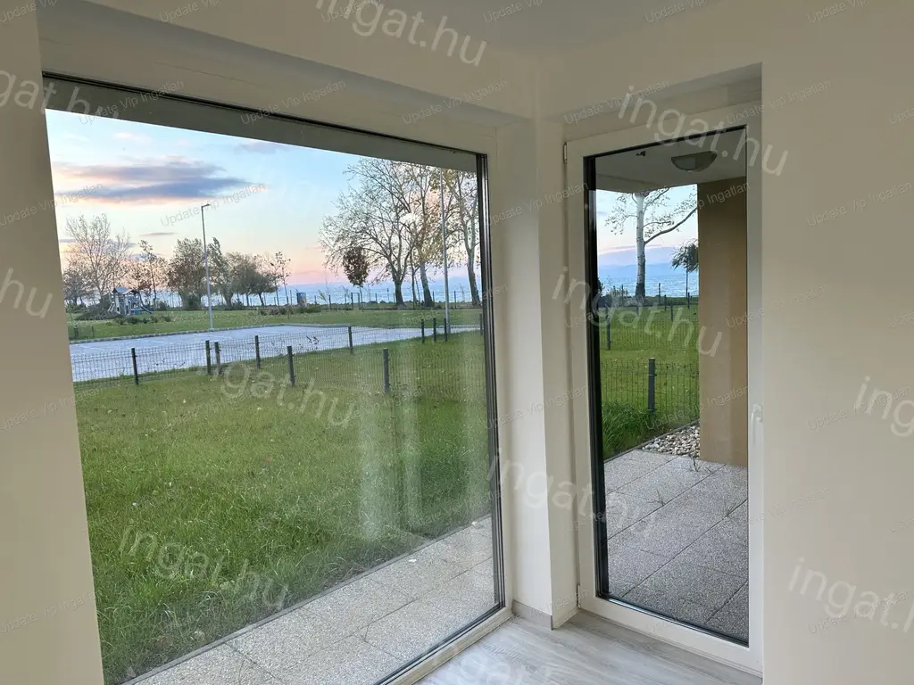 SIÓFOK EZÜSTPART/SZÉPLAK HATÁRÁN, ÚJÉPÍTÉSŰ, VÍZPARTI, PANORÁMÁS, MEDENCÉS LAKÁS KIADÓ!