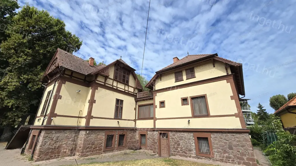 SIÓFOK JÓKAI PARKBAN A SZÁZADFORDULÓ IDEJÉN ÉPÜLT (7 lakásos) VILLA ELADÓ!