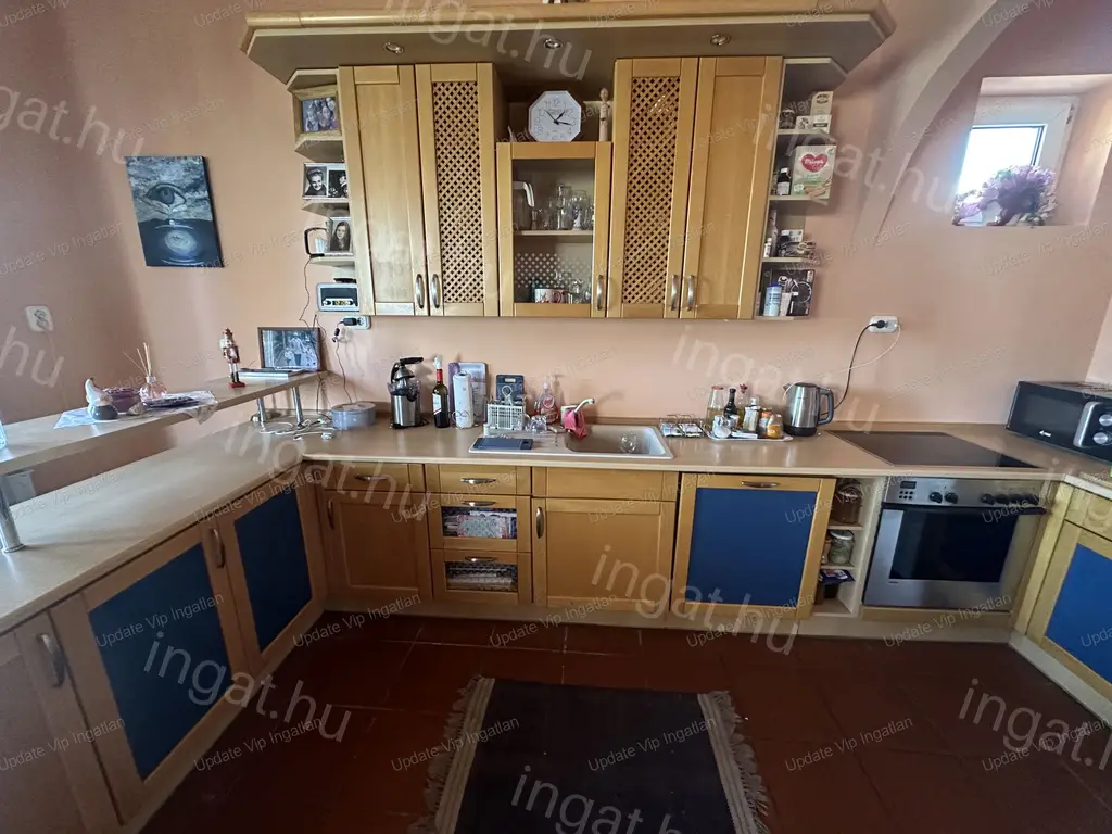 Balatonföldváron örökpanorámás pizzéria, családi ház eladó !