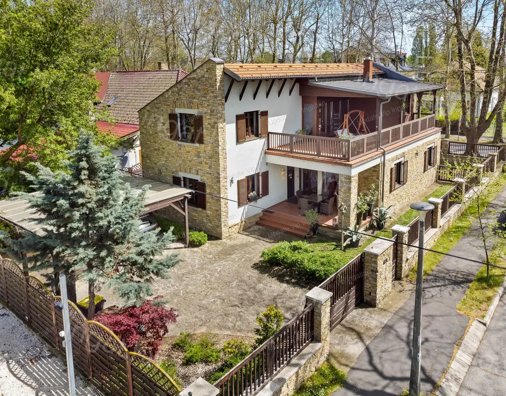 SIÓFOK ARANYPART EGYIK LEGPATINÁSABB UTCÁJÁBAN, NÉHÁNY LÉPÉSRE A BALATONTÓL CSALÁDI HÁZ ELADÓ!