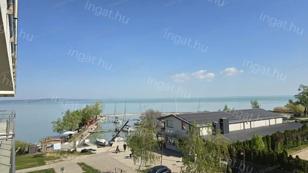 Siófok Széplakon, újépítésű, vízparti, balatoni panorámás, medencés lakás eladó!