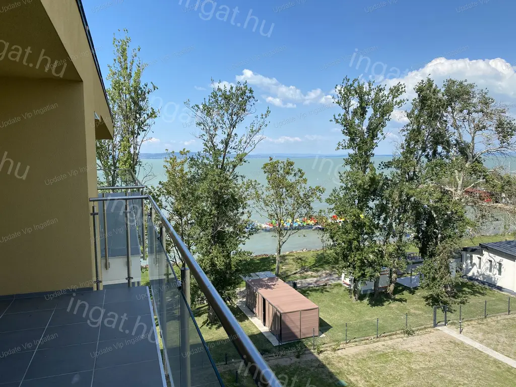 SIÓFOK SZÉPLAK/EZÜSTPART HATÁRÁN, ÚJÉPÍTÉSŰ, VÍZPARTI, ÖRÖKPANORÁMÁS, MEDENCÉS LAKÁS ELADÓ!