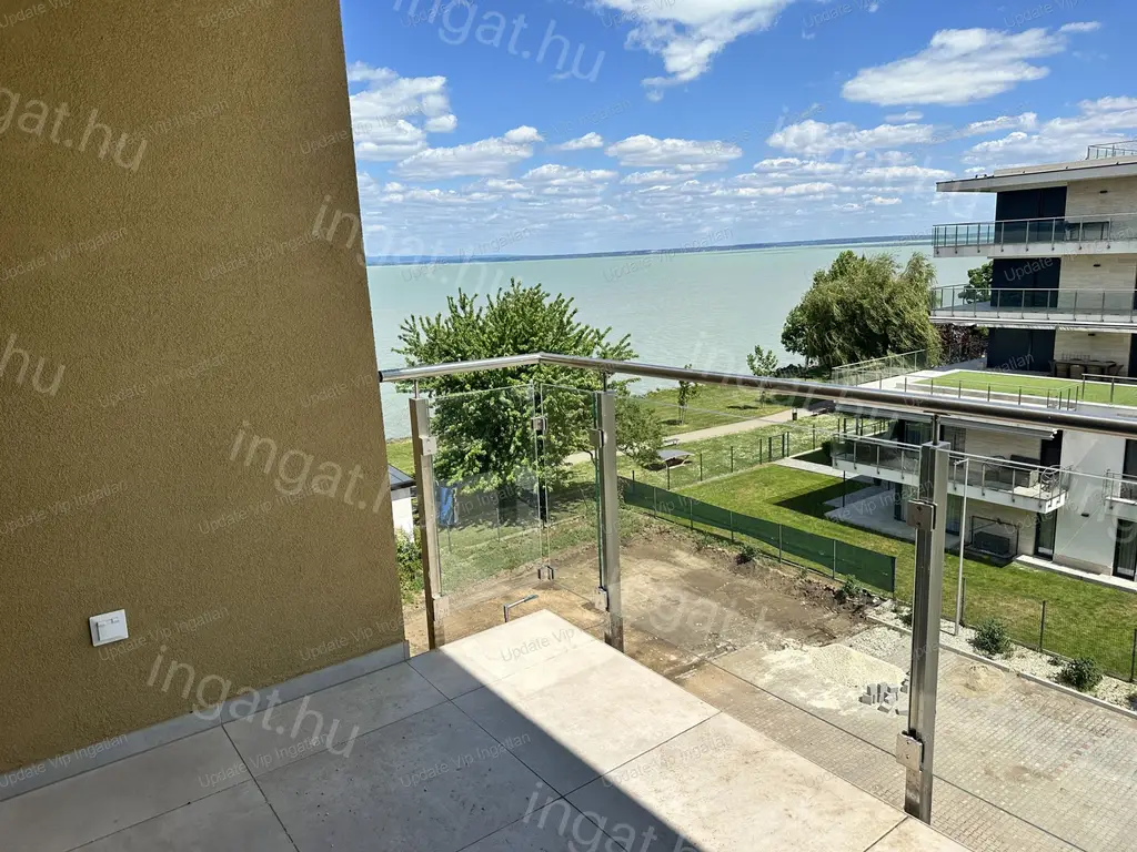 Siófok Széplak/Ezüstpart határán, új építésű, vízparti, panorámás, medencés lakás eladó!