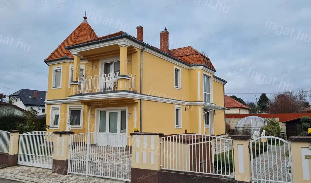 SIÓFOK BELVÁROSBAN, NÉHÁNY PERCRE A BALATONTÓL CSALÁDI HÁZ ELADÓ!