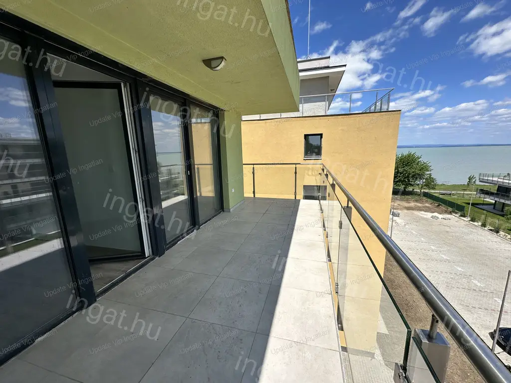 Siófok széplak/ezüstpart határán, új építésű, vízparti, panorámás, medencés lakás eladó!