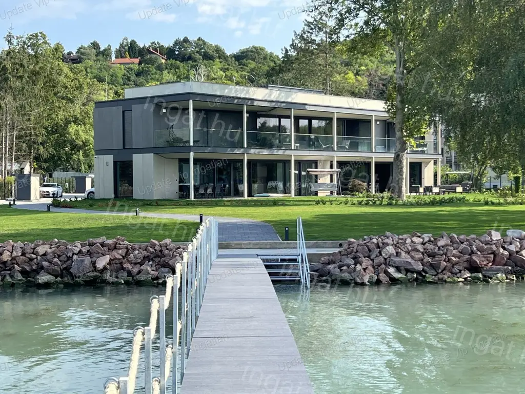 MAGAS MINŐSÉGŰ, SAJÁT VÍZPARTOS NYARALÓ BALATONAKARATTYÁN!