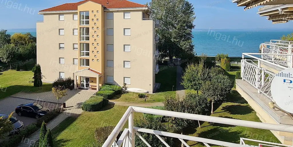 SIÓFOK ARANYPARTON PANORÁMÁS, VÍZPARTI LAKÁS PARKOLÓVAL ELADÓ!
