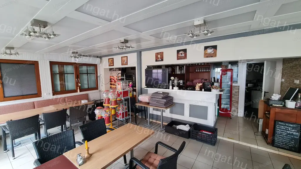 EGÉSZ ÉVBEN ÜZEMELTETHETŐ PIZZÉRIA A HOZZÁTARTOZÓ EMELETEN LÉVŐ 3 SZOBÁS APARTMANNAL SIÓFOK ARANYPARTJÁN A BALATONTÓL, SZABADSTRANDTÓL, GALERIUS FÜRDŐTŐL KB. 80-100 MÉTERRE ELADÓ!