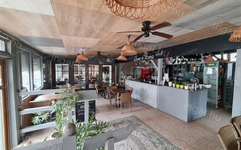 SIÓFOK ARANYPARTON 30 FŐ BEFOGADÁSÁRA ALKALMAS, EGÉSZ ÉVBEN ÜZEMELTETHETŐ PIZZÉRIA ELADÓ!