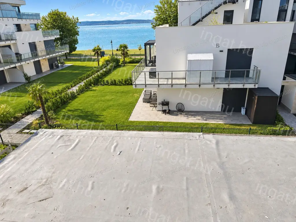 SIÓFOK EZÜSTPARTON ÚJ ÉPÍTÉSŰ PANORÁMÁS NYARALÓ ELADÓ!