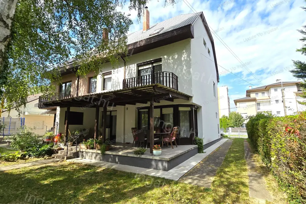 Ikerfél családi ház / nyaraló eladó, mindössze kb. 150 méterre a Balatontól!