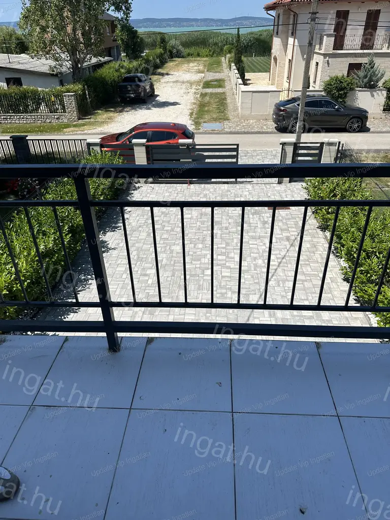 ZAMÁRDIBAN, VÍZPARTI UTCÁBAN, KÉTEMELETES, IGÉNYES KIVITELEZÉSŰ, PANORÁMÁS IKERFÉL ELADÓ!