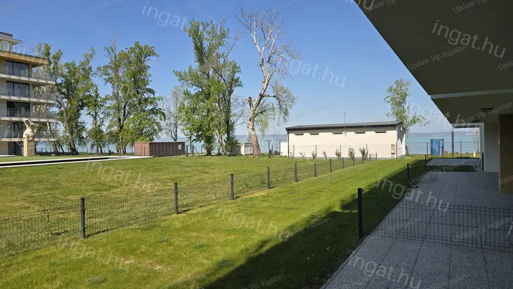 Siófok Széplakon, újépítésű, vízparti, balatoni panorámás, medencés lakás eladó!