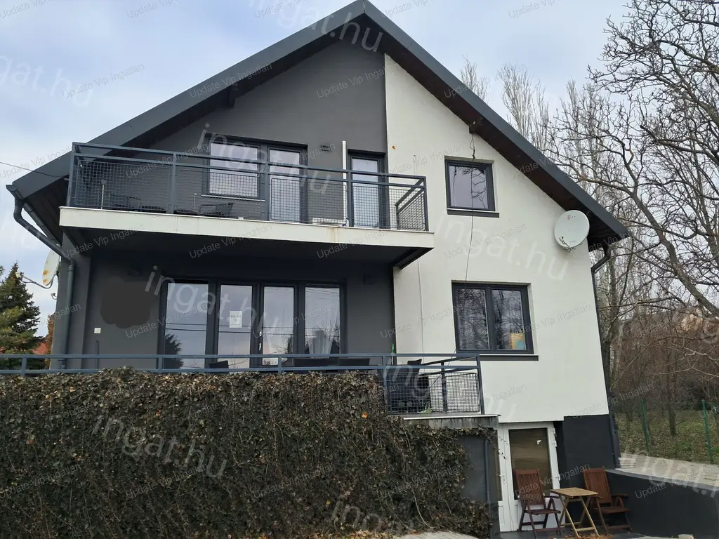 Eladó ingatlan Balatonfüred szívében – Exkluzív 49,07 m²-es, felújított lakás medencével és kerttel!
