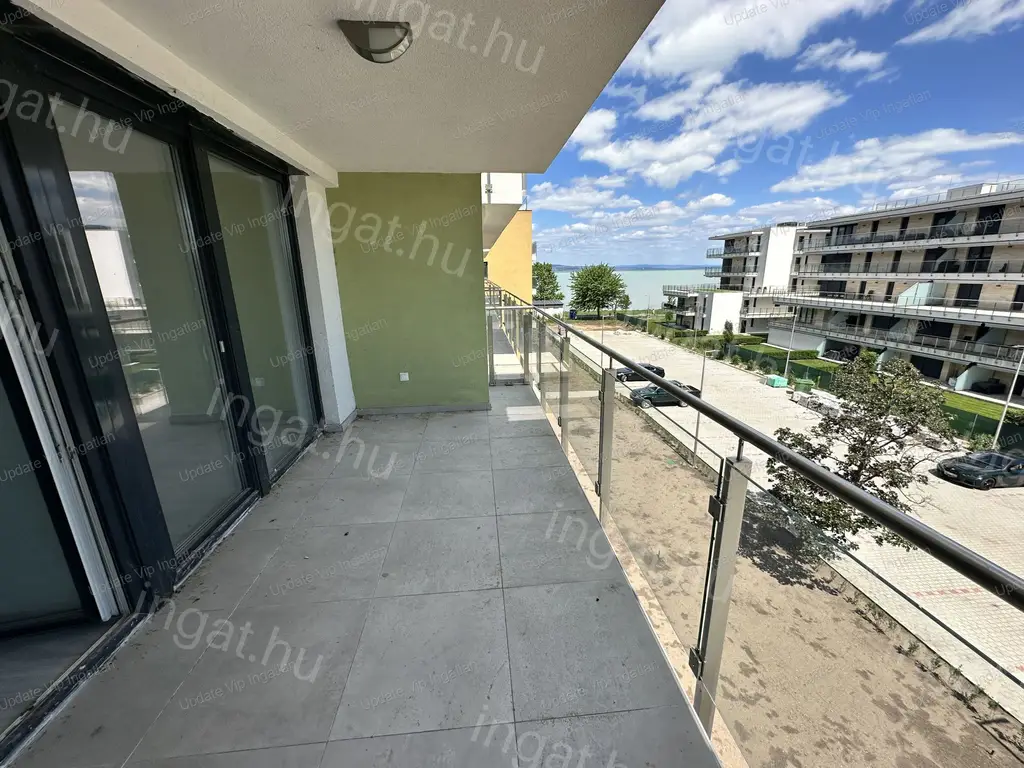 Siófok Ezüstpart/Széplak határán, új építésű, vízparti, panorámás, medencés lakás eladó!