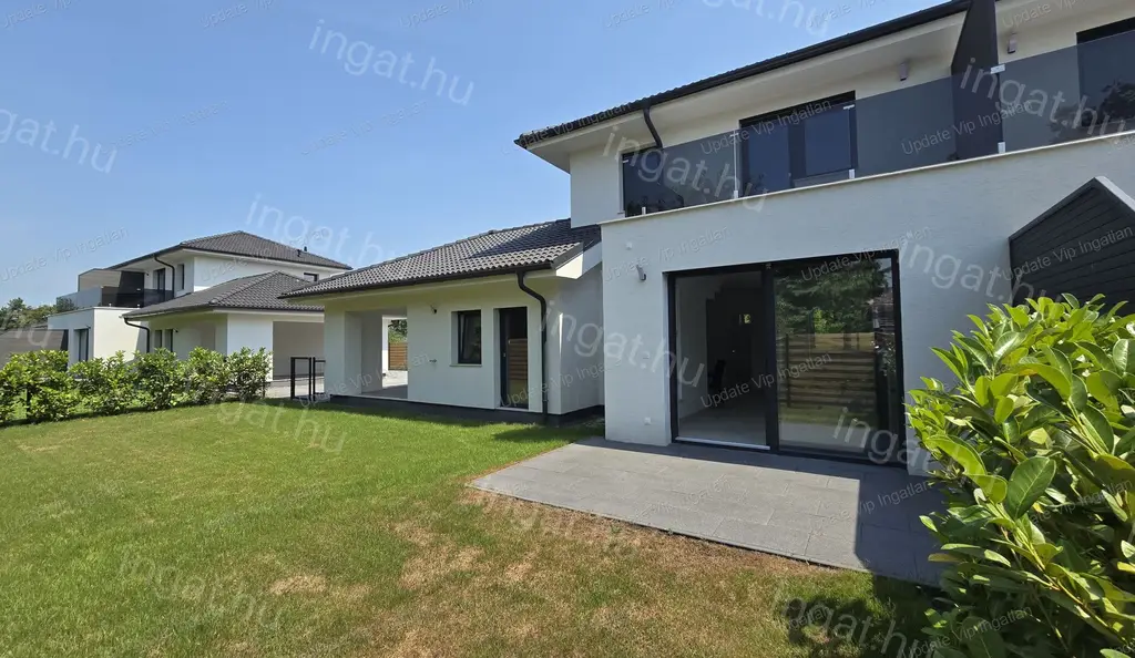 SIÓFOK BELVÁROSBAN DE KERTVÁROSI KÖRNYEZETBEN, ZÁRT LAKÓPARKBAN, ÚJÉPÍTÉSŰ IKERHÁZ GARÁZZSAL, KERTKAPCSOLATTAL ELADÓ!
