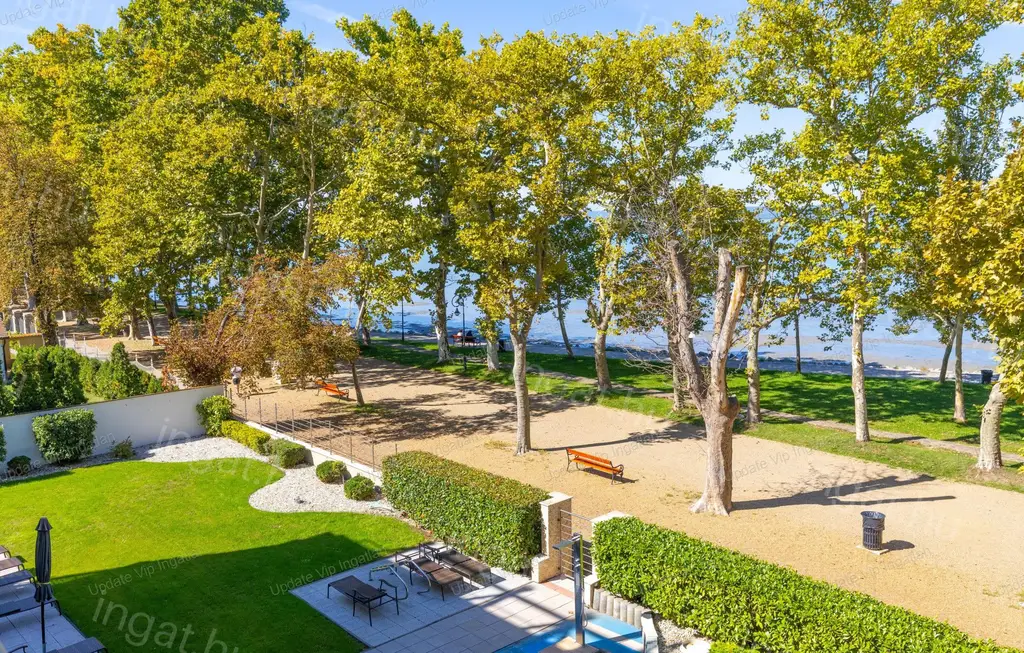 Balatonföldváron vízparti, panorámás, belső wellnesses, külső medencés lakás eladó!