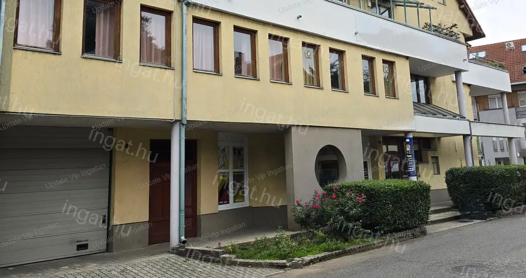 SIÓFOK BELVÁROSBAN UTCAFRONTI ÜZLETHELYISÉG ELADÓ!