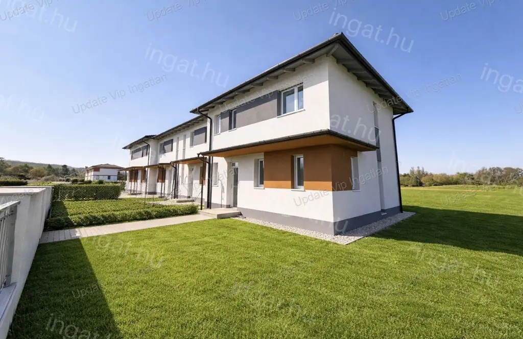 Balatonföldváron kertkapcsolatos,2 szintes lakás eladó