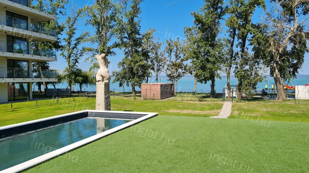 Siófok Széplakon, újépítésű, vízparti, balatoni panorámás, medencés lakás eladó!