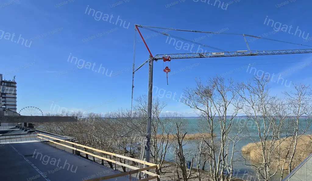 SIÓFOK ARANYPARTON VÍZPARTI, ÚJÉPÍTÉSŰ PANORÁMÁS LAKÁS ELADÓ!