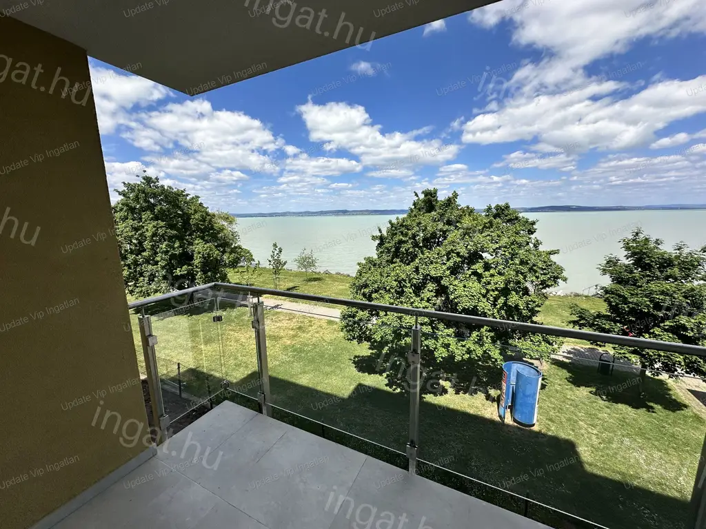 Siófok Ezüstpart/Széplak határán, új építésű, vízparti, panorámás, medencés lakás eladó!