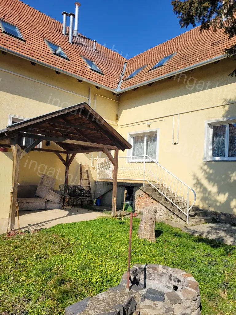 Kisnémedi központjában 118 m2-es, 4 szobás, felújított tégla lakás 150 m2-es önálló kerttel eladó.