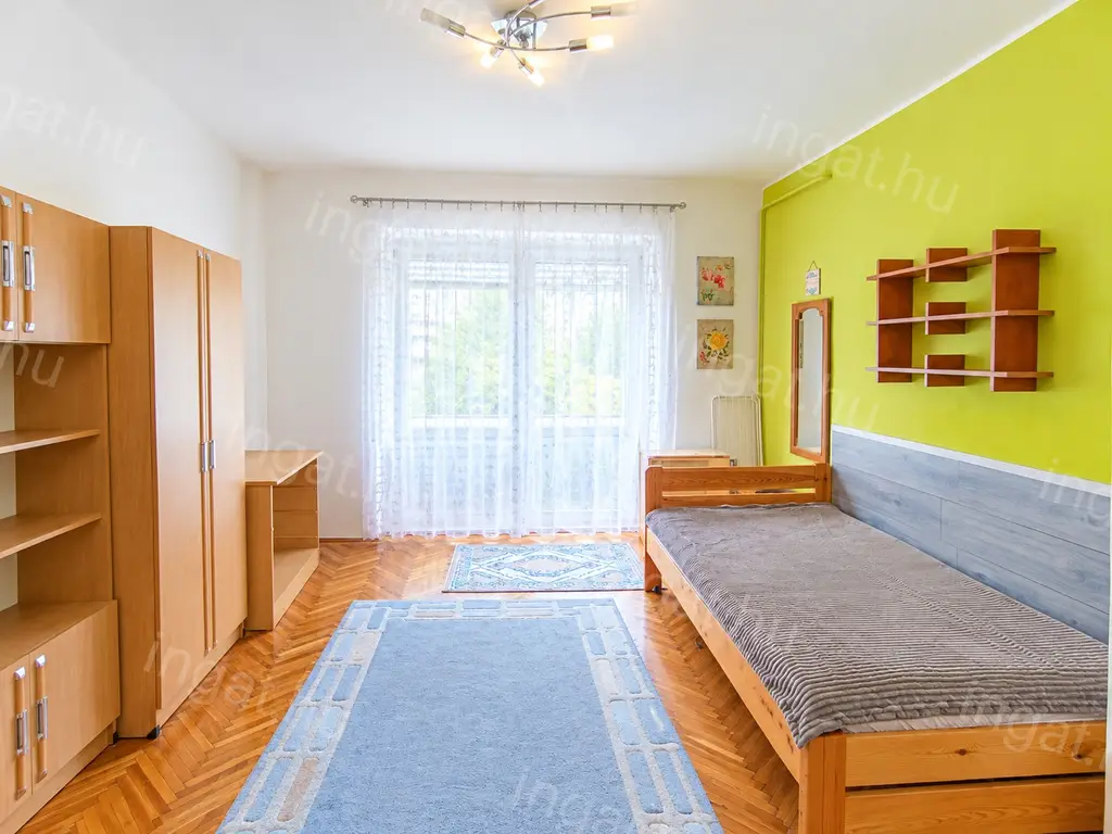 Miskolc Csabai kapuban eladó 2. emeleti, bútorozott, erkélyes, 35 m²-es téglalakás