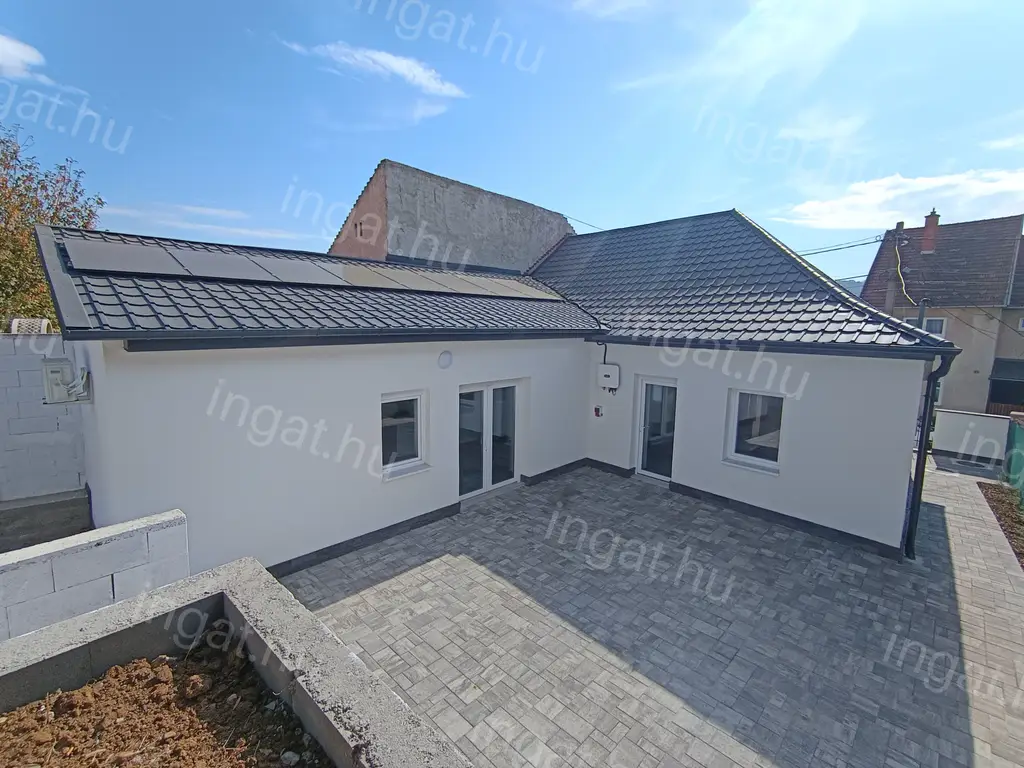A+ ENERGETIKAI BESOROLÁSÚ, TELJES KÖRŰEN FELÚJÍTOTT, AZONNAL KÖLTÖZHETŐ CSALÁDI HÁZ MISKOLC BELVÁROSÁHOZ KÖZEL!