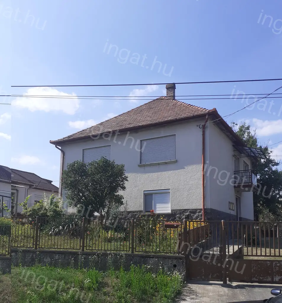 Cered fő utcáján eladó családi ház