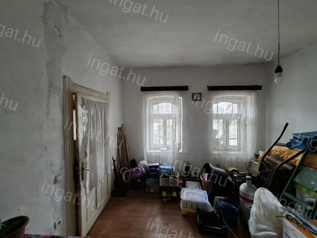 Hugyag központjában parasztház eladó