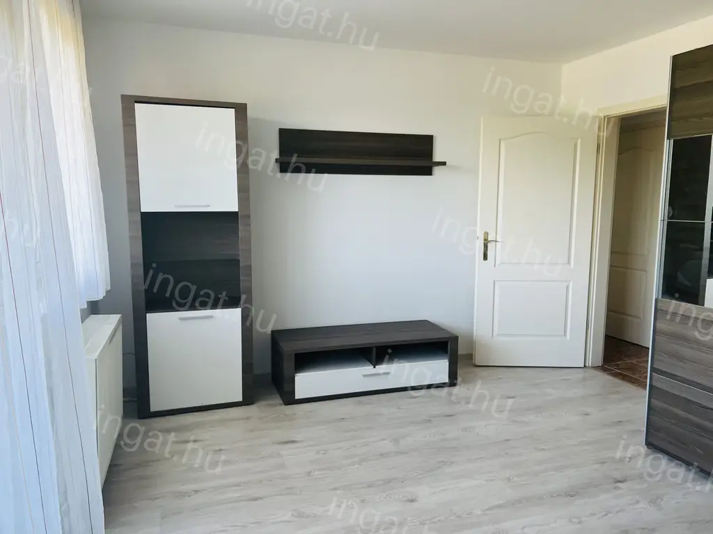Szombathelyen II. emeleti 2 szobás bútorozott, gépesített lakás kiadó