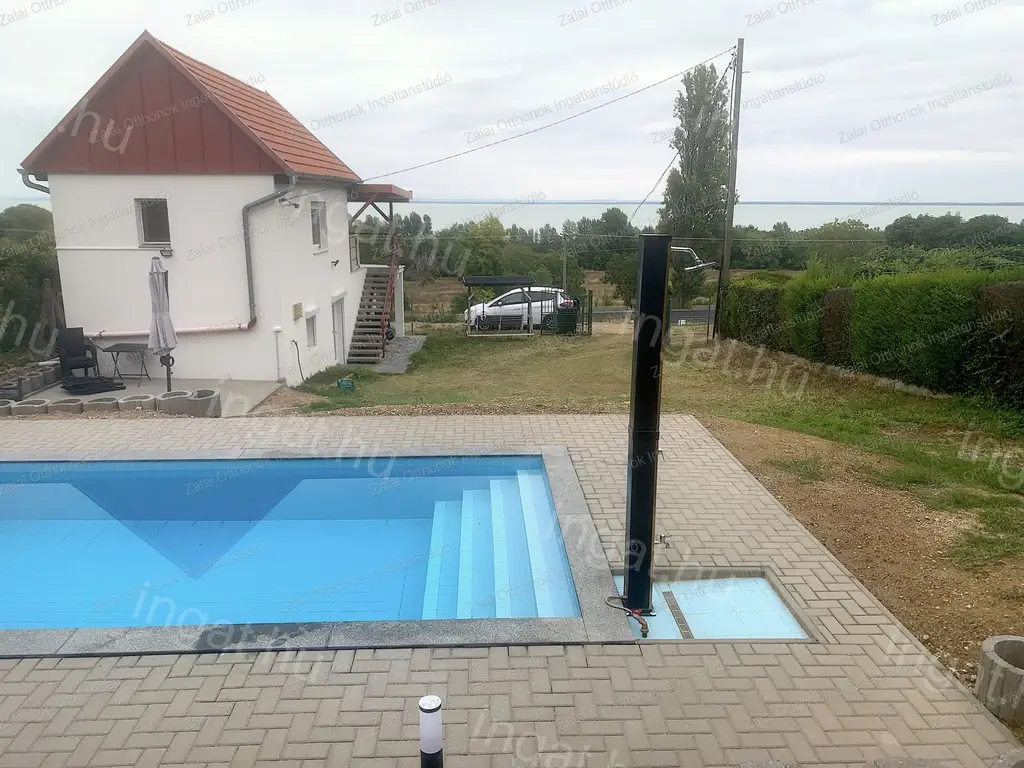 Panorámás, medencés nyaraló Balatongyörökön!