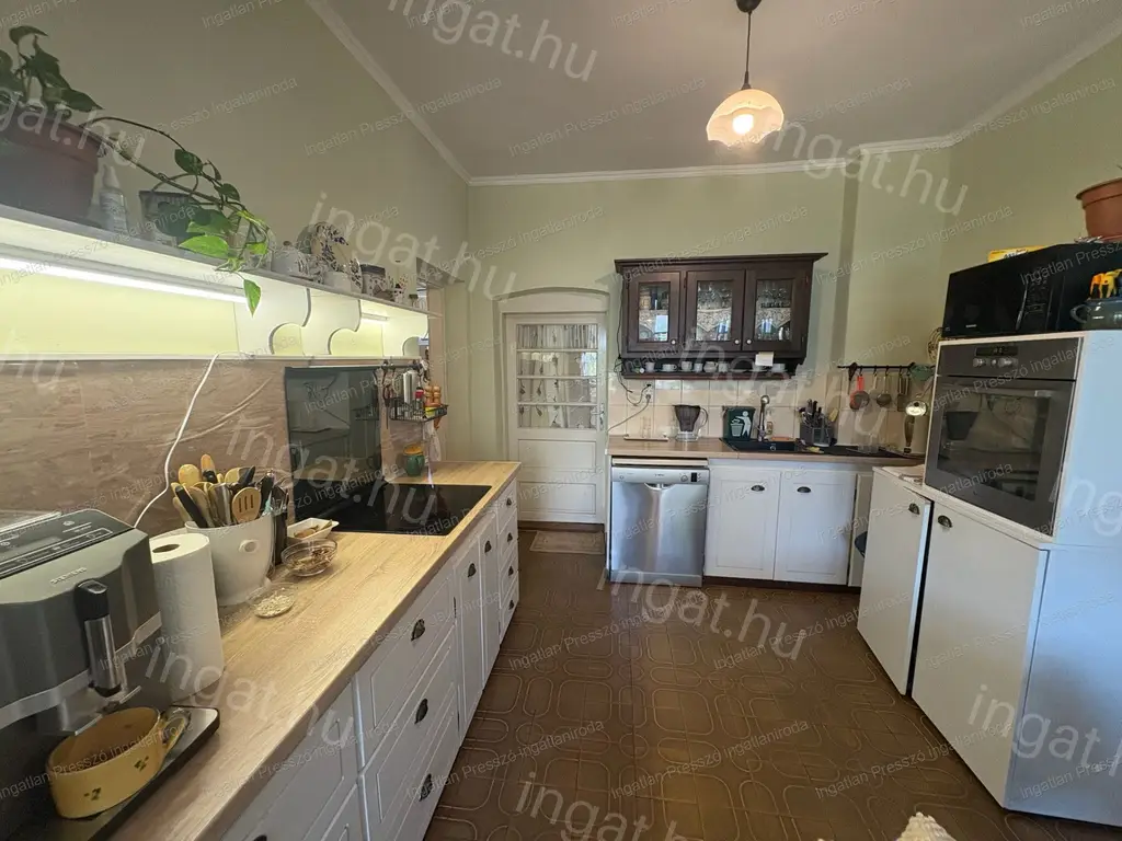 Eladó Keléden részben szomszéd mentes 82 m²-es, jó állapotú, nappali + 2 szobás családi ház!