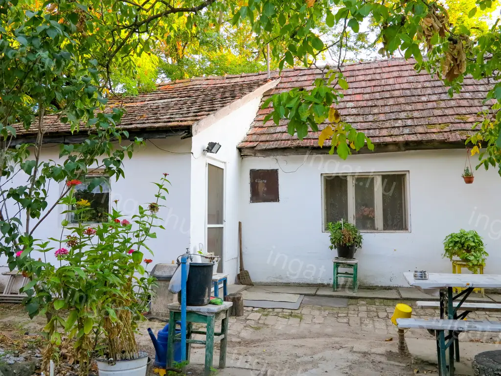 ELADÓ CSALÁDI HÁZ KECSKEMÉT EGY REJTETT, BELTERÜLETI RÉSZÉN!!